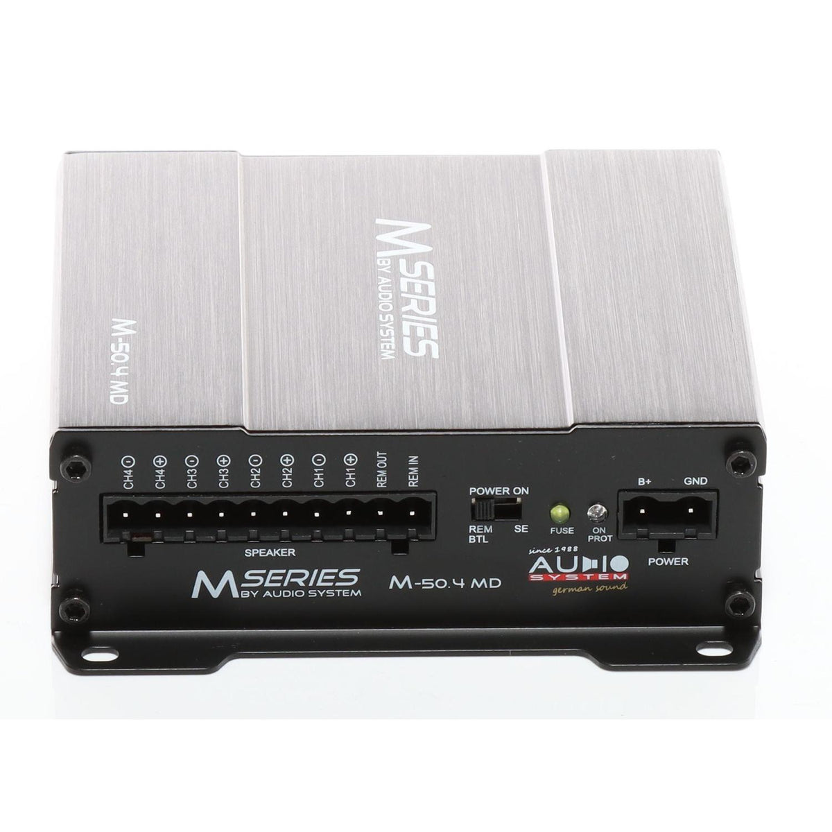 LAudio System M-600.4 MD 24V, di colore argento e nero, è dotato di molteplici porte di ingresso/uscita e di chiare etichette di connessione sul pannello frontale.