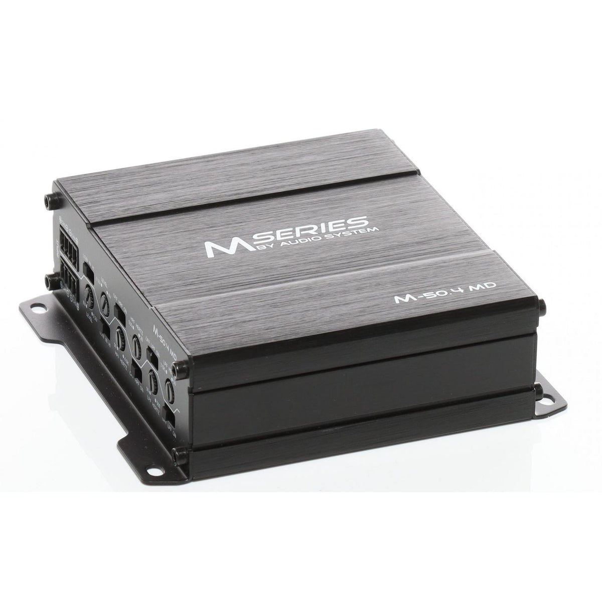 LAudio System M-600.4 MD 24V è un amplificatore nero compatto a 4 canali con porte multiple e finitura in metallo spazzolato.