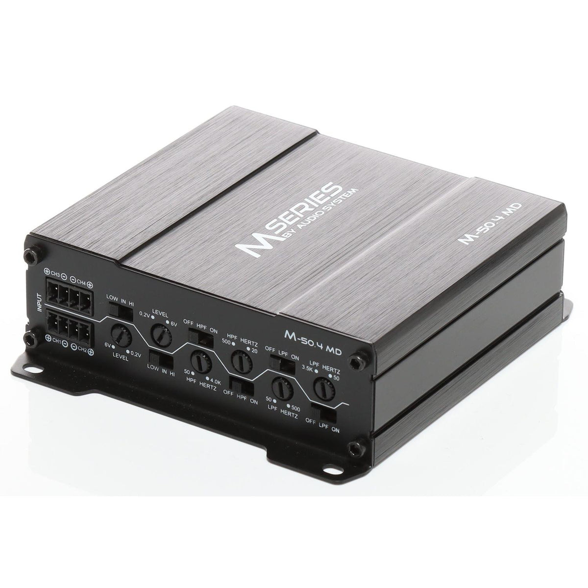 Het Audio System M-600.4 MD 24V, een zwarte M-serie 4-kanaals versterker met gelabelde bedieningselementen en poorten, wordt getoond op een witte achtergrond.