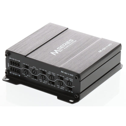 Il sistema audio M-600.4 MD 24V, un amplificatore a 4 canali della serie M di colore nero con controlli e porte etichettati, è mostrato su uno sfondo bianco.