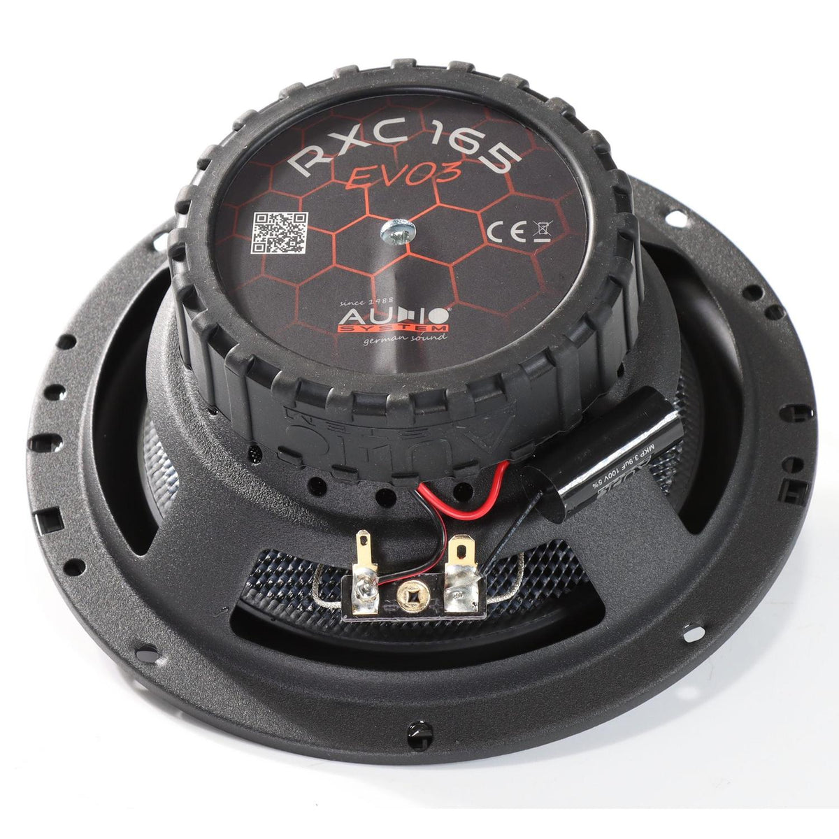 Un altoparlante per auto Audio System RXC165 EVO3 da 165 mm di colore nero presenta un design esagonale rosso, una cornice in metallo e terminali di collegamento a vista nella parte inferiore.