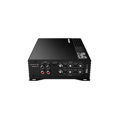 Lamplificateur Audiocontrol EPICFOUR à 4 canaux est doté de plusieurs boutons et ports de commande sur son panneau avant, affichés sur un fond blanc uni.