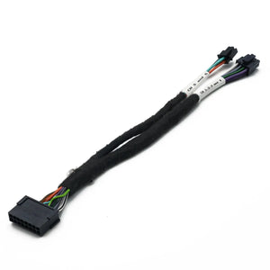 De Audison CN MX EXTAF is een zwarte verlengkabel met twee aansluitingen en witte labels, die geschikt is voor Plug  Play-gebruik als adapter voor Audison Forza-versterkers.