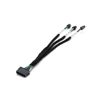 De zwarte Audison CN MX EXTHZ-adapterkabel splitst zich in drie stekkers met textielgeïsoleerde draden voor een eenvoudige aansluiting van de MX-verlengkabel op de Hertz-versterker.