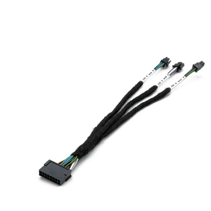 Il cavo adattatore nero Audison CN MX EXTHZ si dirama in 3 connettori con fili isolati in tessuto per un semplice collegamento tra il cavo di prolunga MX e lamplificatore Hertz.