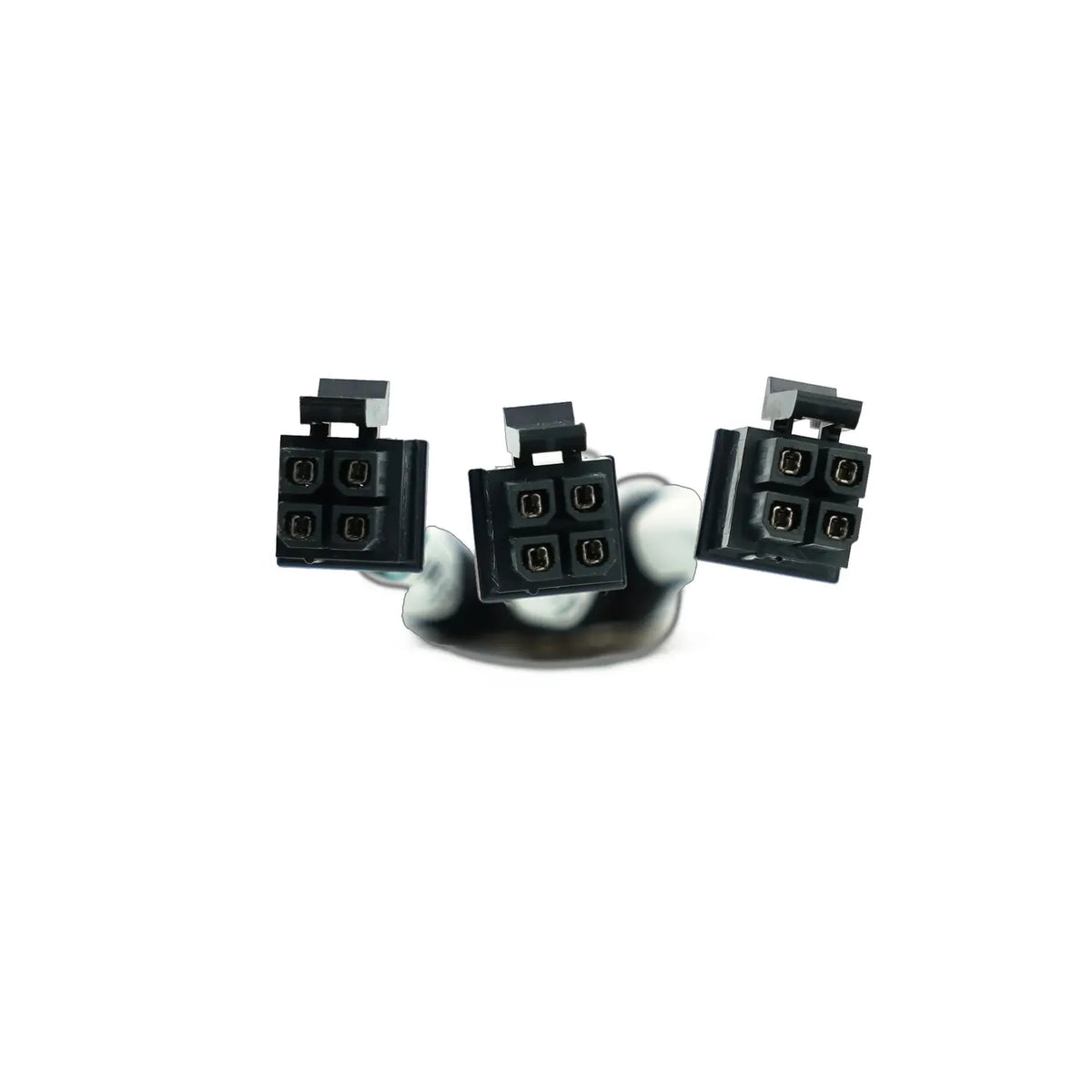 Primo piano di tre connettori di alimentazione neri CN MX EXTSR a 6 pin di Audison, set di cavi a T perfetto per ladattatore Plug  Play con amplificatore SR, su sfondo bianco.