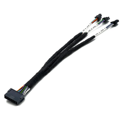LAudison CN MX EXTSR è uno splitter per ventole plug  play dotato di un connettore nero e tre connettori più piccoli, tutti rivestiti da unelegante guaina nera.