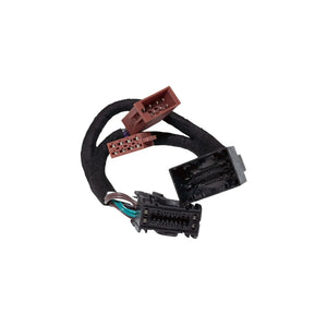 Audison Prima AP T-H MB02-adapter voor de kabelboom van Mercedes, met drie gekleurde stekkers en meerdere draden, afgebeeld tegen een witte achtergrond.