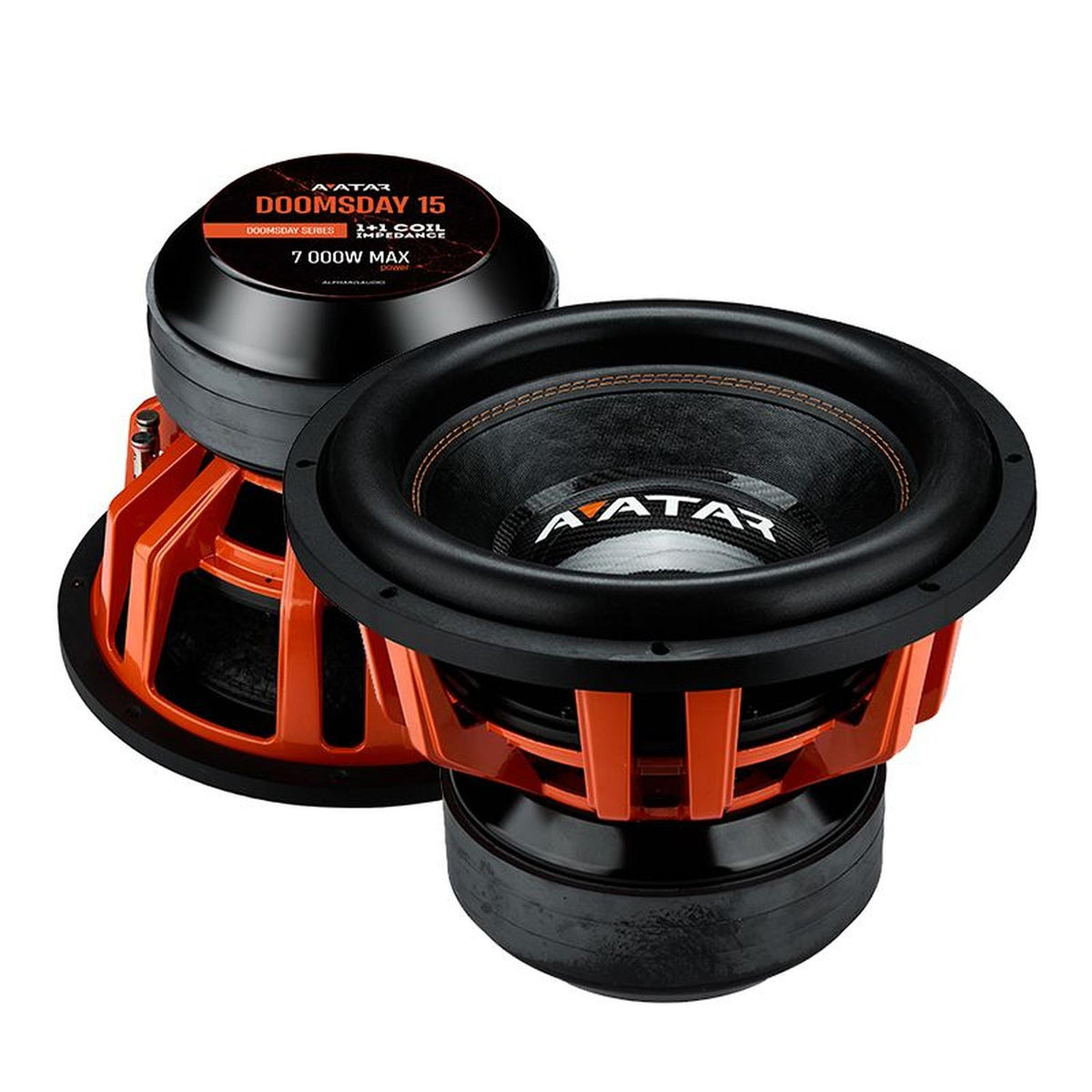 Twee Avatar Doomsday 15 subwoofers met oranje frames en zwarte conussen worden getoond, met opvallende branding en 3500W RMS vermogen.