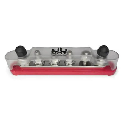 Un bornier dBvox 6xM8 avec un couvercle transparent, des ressorts métalliques visibles, des boutons de serrage noirs et un socle rouge, vu de face.