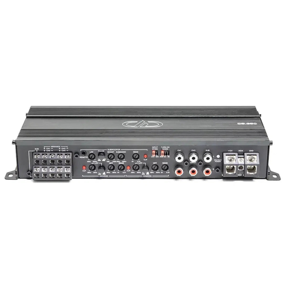 Il DD Audio D5.350, un amplificatore a 5 canali di colore nero con manopole di regolazione, interruttori e sezione subwoofer, è mostrato frontalmente su sfondo bianco.