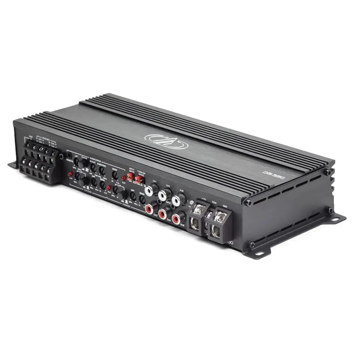De DD Audio D5.350 is een zwarte 5-kanaals versterker uit de D-Serie met meerdere poorten, bedieningsknoppen en een geribbelde metalen behuizing voor warmteafvoer van de subwoofer.