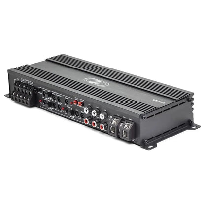 Il DD Audio D5.350 è un amplificatore a 5 canali nero della D-Serie con porte multiple, manopole di controllo e un involucro metallico a coste per la dissipazione del calore del subwoofer.