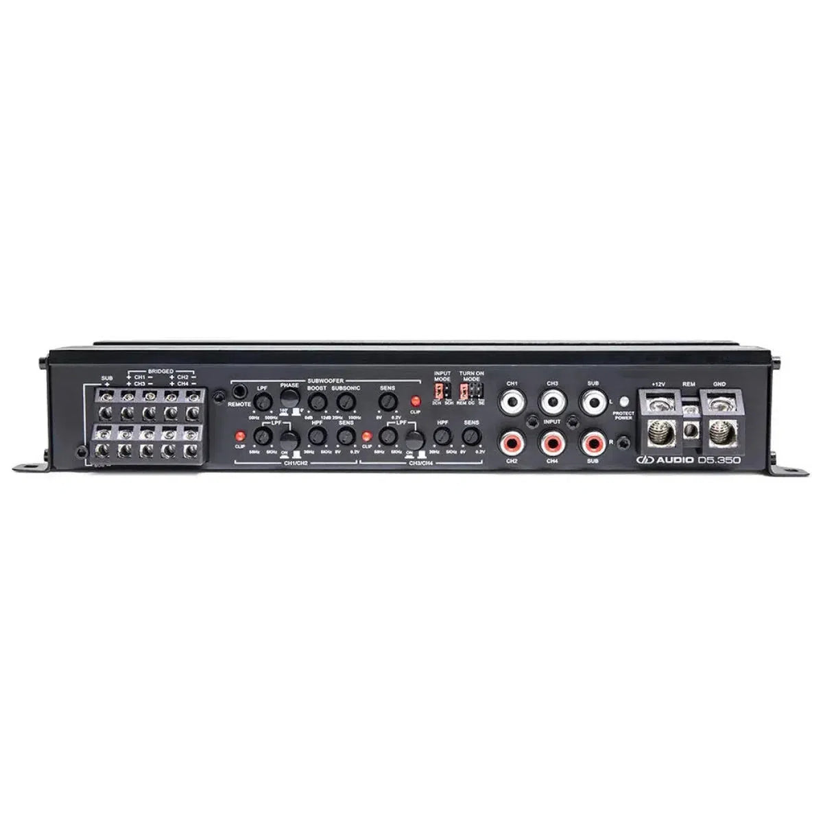 Achteraanzicht van de DD Audio D5.350 5-kanaalsversterker met de bedieningsknoppen, RCA-poorten, voedingsaansluitingen en luidsprekeraansluitingen van de subwoofersectie.