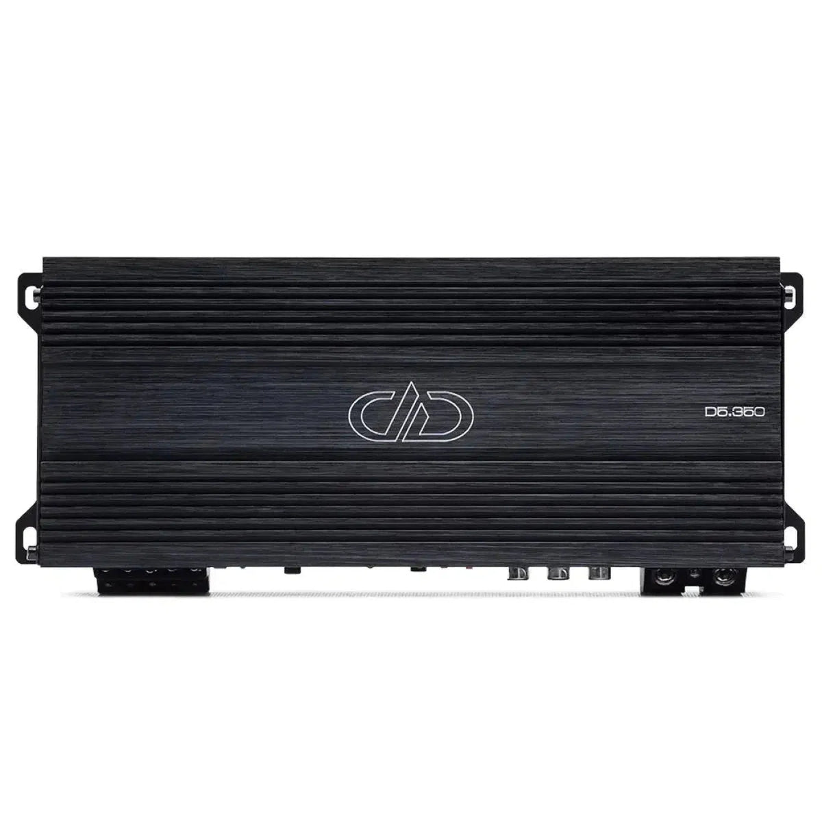 Een zwarte DD Audio D5.350 5-Kanal Verstärker met geborstelde metalen afwerking, horizontale groeven en het DD Audio-logo in het midden.