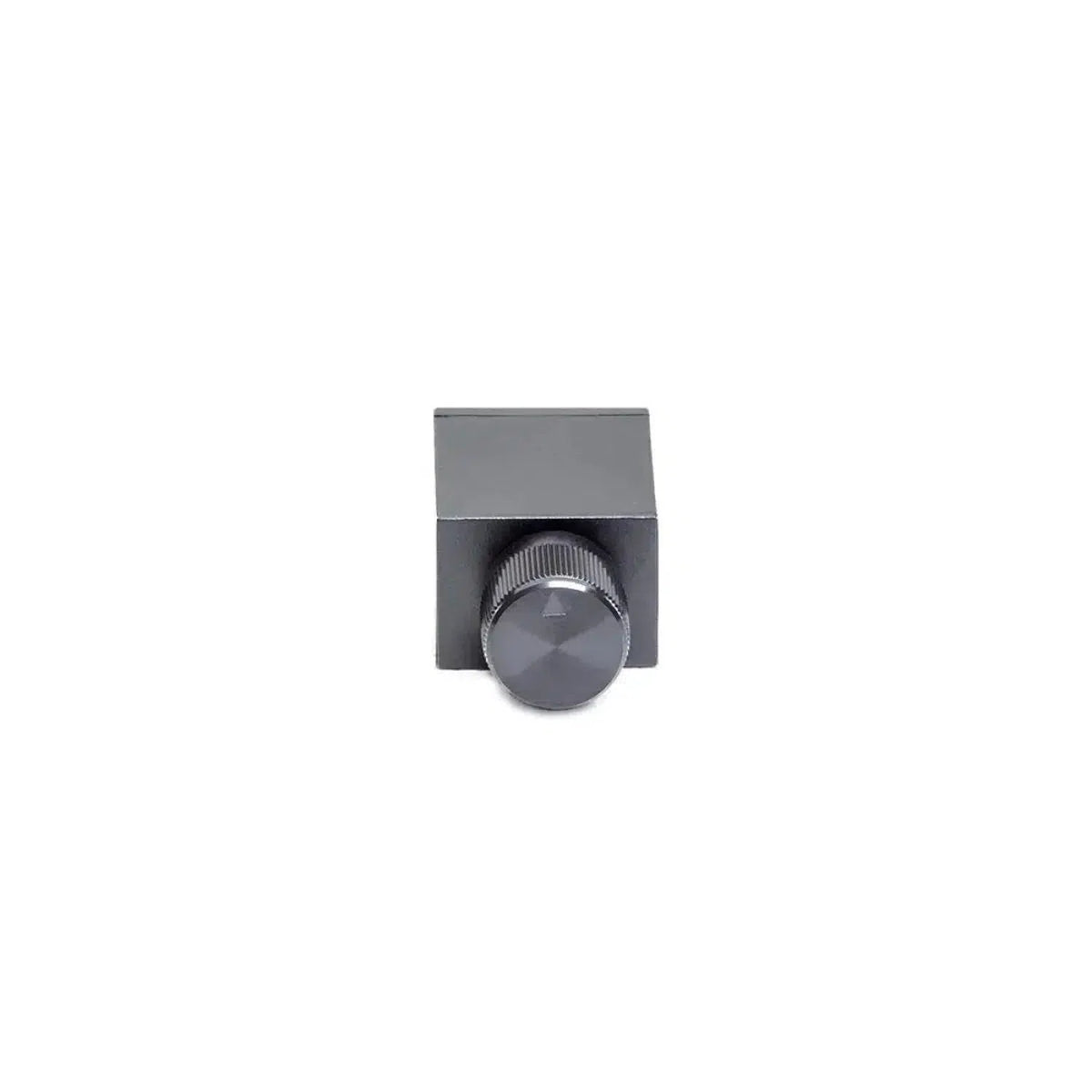 Een zwarte, vierkante metalen knop met een ronde textuurgreep voor de DD Audio D5.350 versterker, afgebeeld tegen een witte achtergrond.
