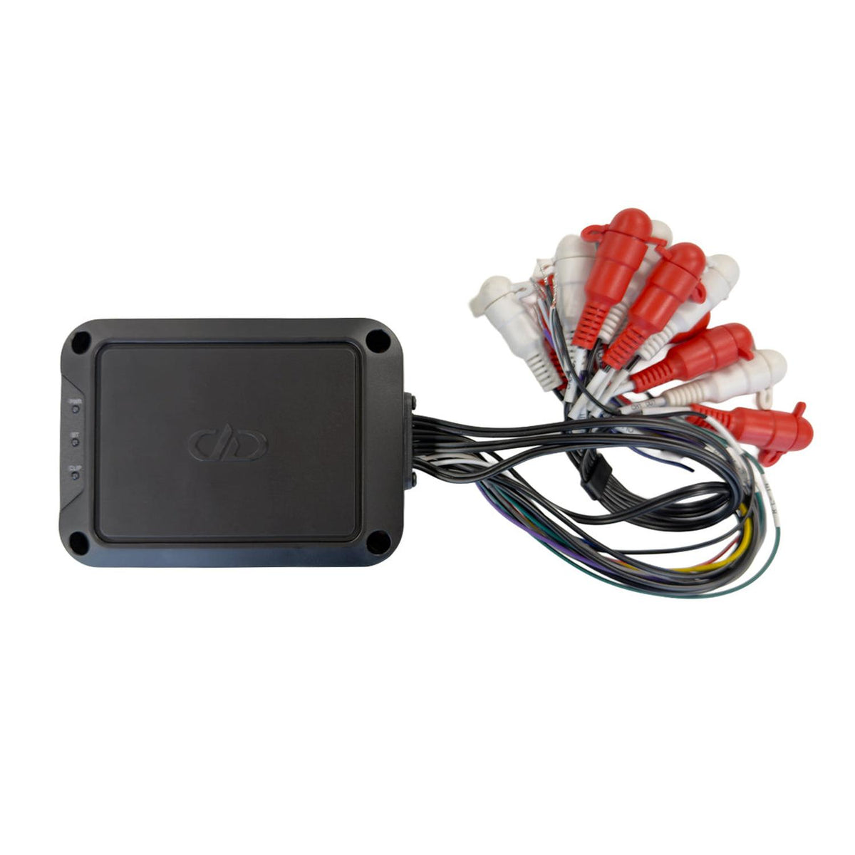 De DD Audio DSI-X2, een zwarte 8-kanaals DSP met gekleurde kabels en rood-witte RCA-aansluitingen, is afgebeeld tegen een witte achtergrond.