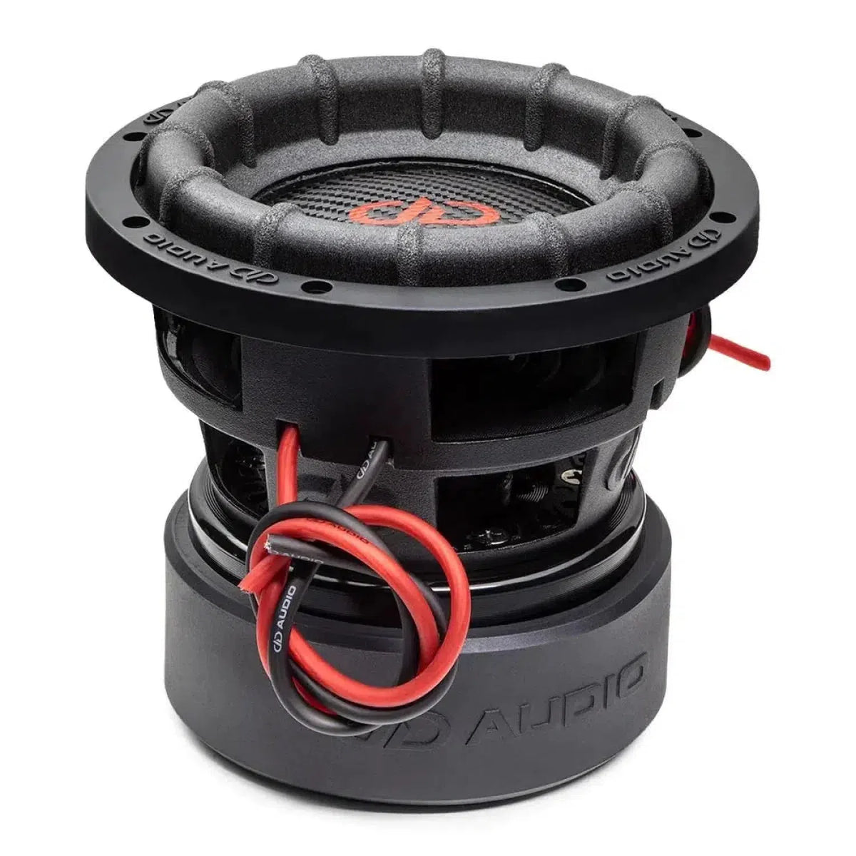 De DD Audio Power Tuned 1506 ESP subwoofer in zwart en grijs, met zichtbare bedrading en logo, produceert 6.600 Watt RMS tegen een witte achtergrond.