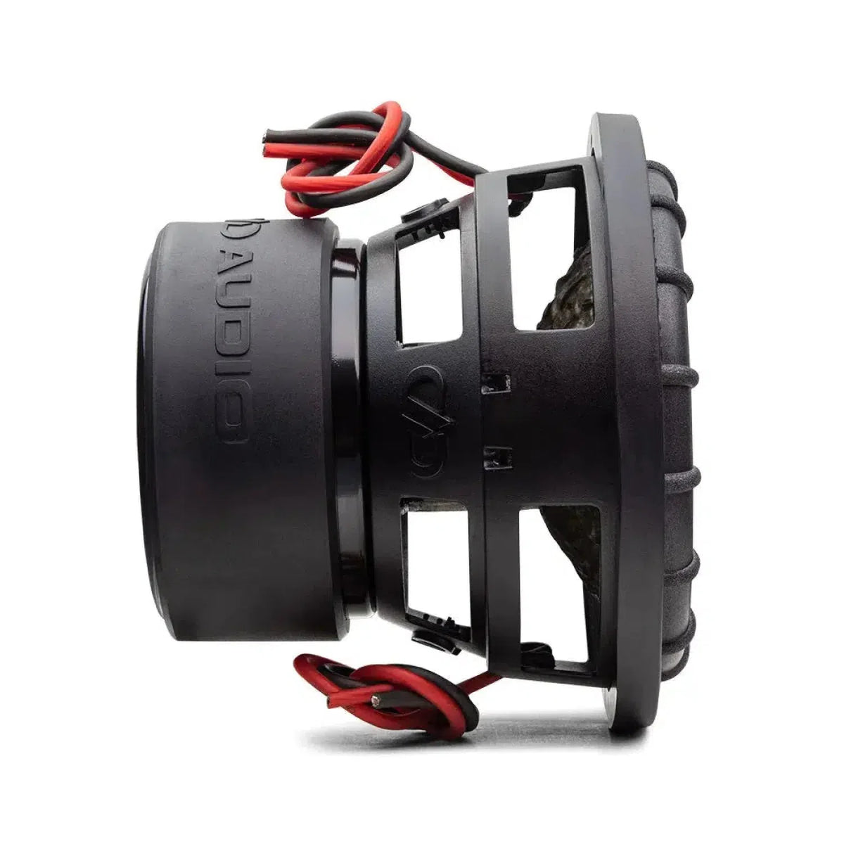 Il subwoofer DD Audio Power Tuned 2508F ESP, dotato di una robusta struttura metallica e di uno spesso magnete, è mostrato con fili rossi e neri su sfondo bianco.