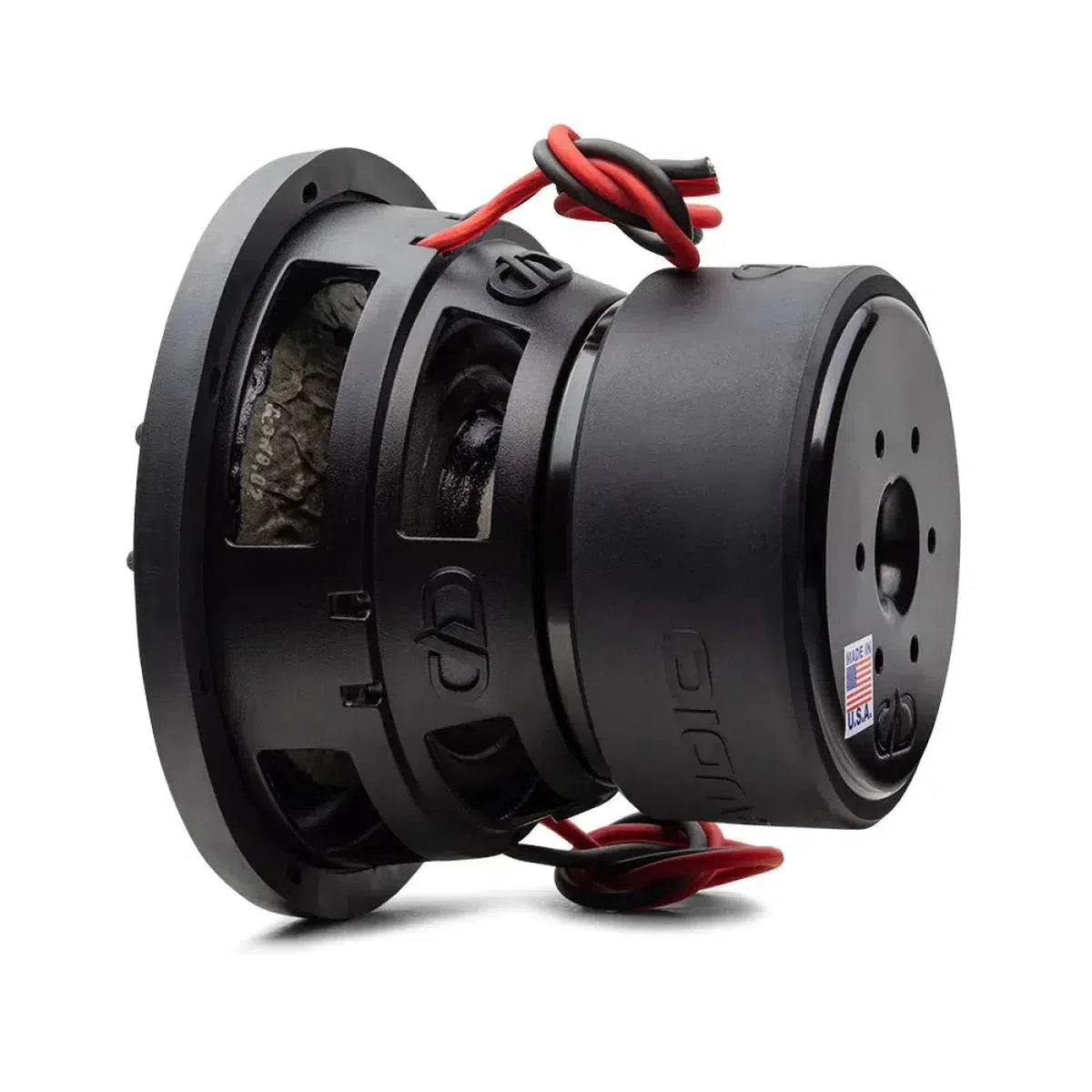 Il subwoofer DD Audio Power Tuned 2508F ESP, nero con cablaggio a vista, prese daria e adesivo della bandiera statunitense, è mostrato su sfondo bianco.