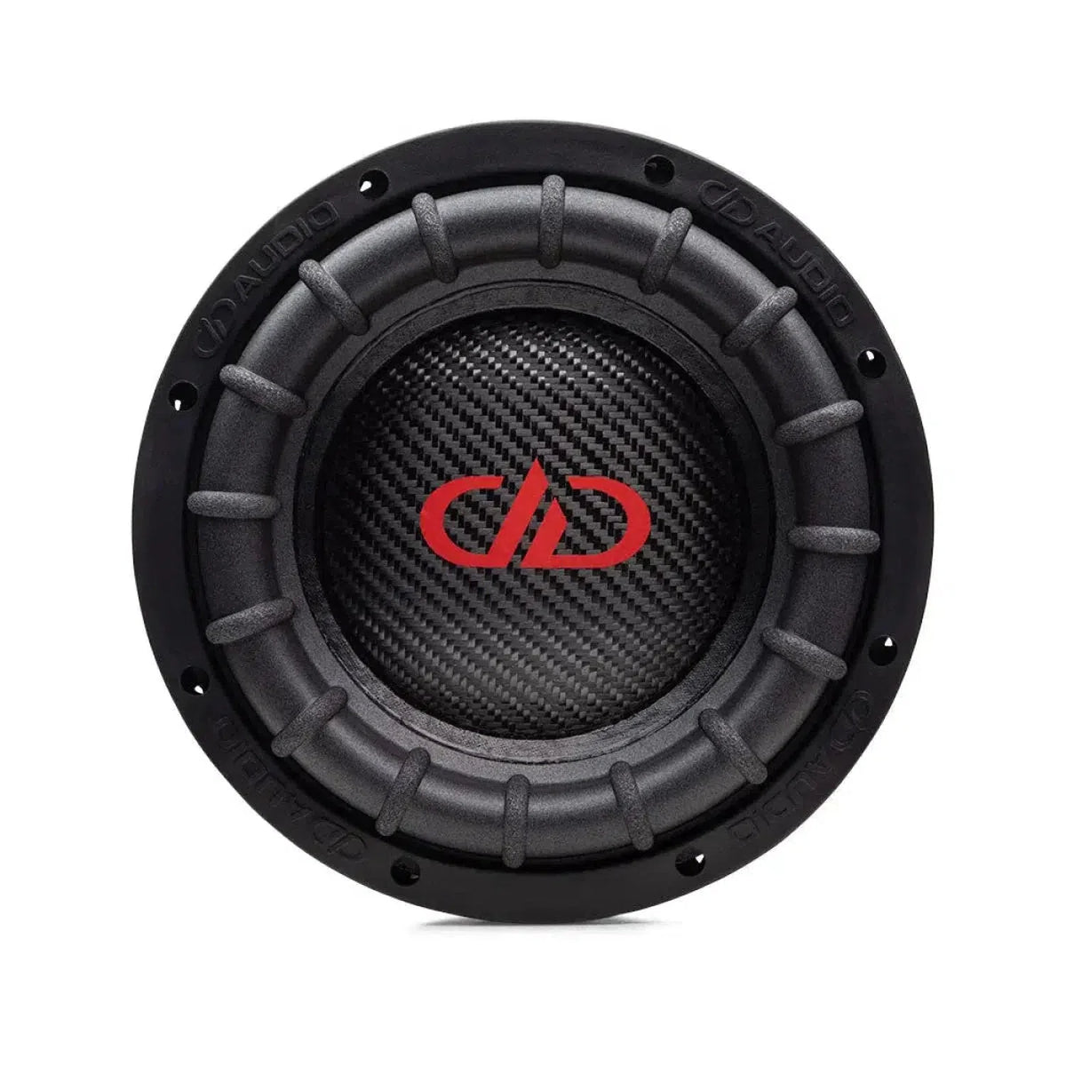Primo piano del subwoofer Power Tuned 2508F ESP da 8 di DD Audio, caratterizzato da un cono in fibra di carbonio e da un vistoso logo rosso DD al centro.