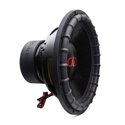 De DD Audio Power Tuned 3512i ESP is een zwarte 12-inch subwoofer met geribbelde rubberen rand, rood logo en 1200W RMS vermogen, schuin afgebeeld op een witte achtergrond.
