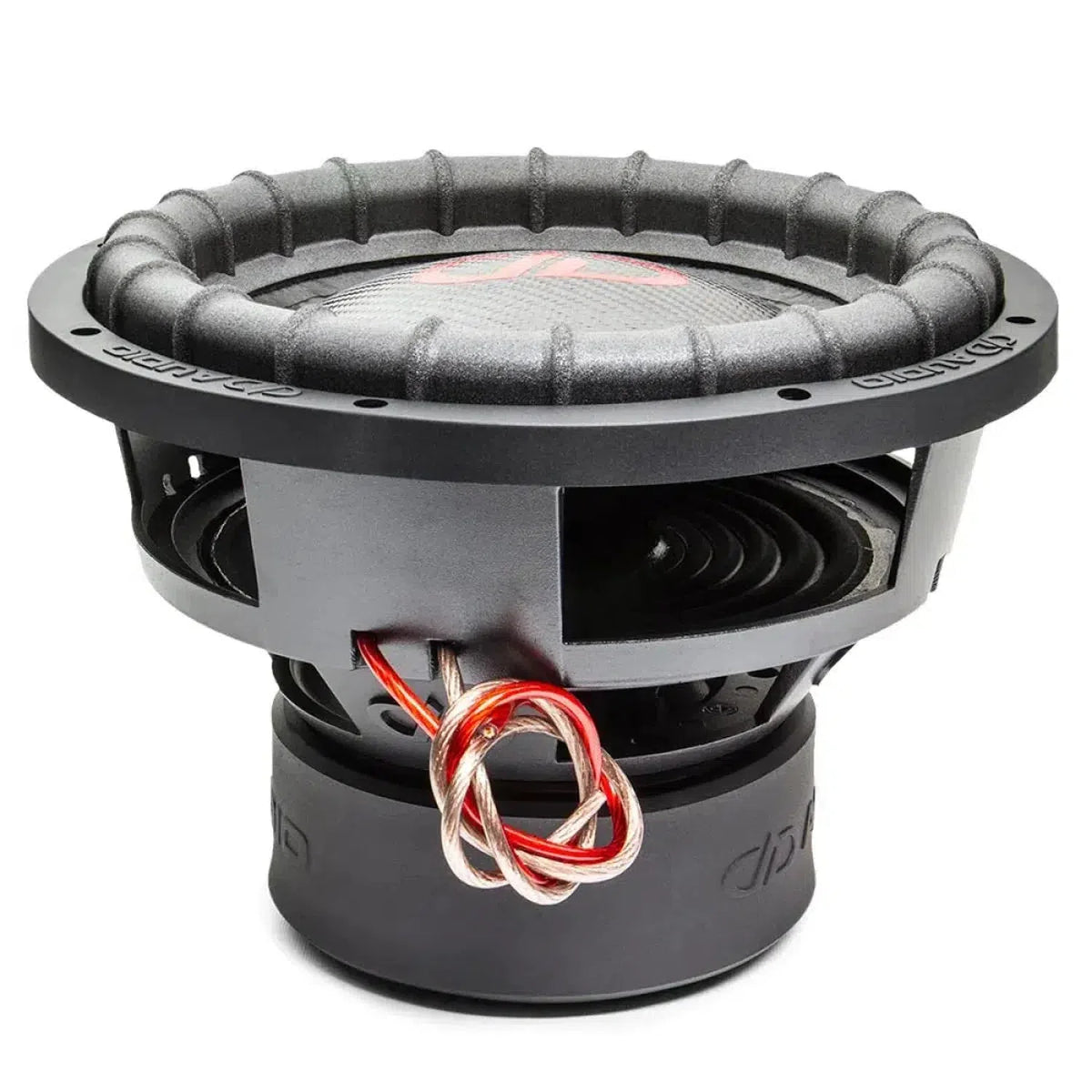 De DD Audio Power Tuned 3518i ESP, een zwarte 18-inch subwoofer met zichtbare bedrading, grote conus en stevig frame, wordt getoond op een witte achtergrond.
