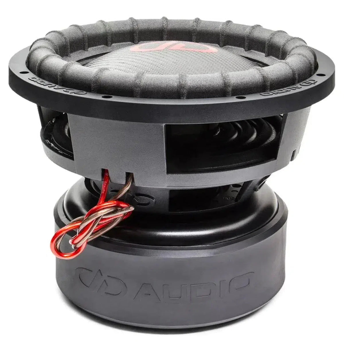 Een zwarte DD Audio Power Tuned 9915b ESP 15 subwoofer heeft dikke draden, een conus van koolstofvezel en een grote voet.