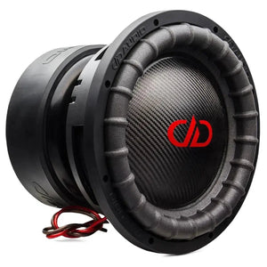 Een DD Audio Power Tuned 9915b ESP 15 subwoofer met een conus van koolstofvezel, rood middenlogo, dikke rubberen rand en rood/zwarte draden.