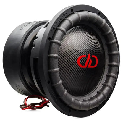 Een DD Audio Power Tuned 9915b ESP 15 subwoofer met een conus van koolstofvezel, rood middenlogo, dikke rubberen rand en rood/zwarte draden.