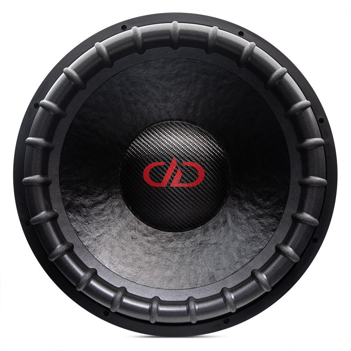 Gros plan sur le caisson de basses DD Audio Power Tuned 9918b ESP 18 avec un bord nervuré, le logo rouge double-D et une puissance de 2500 W RMS.