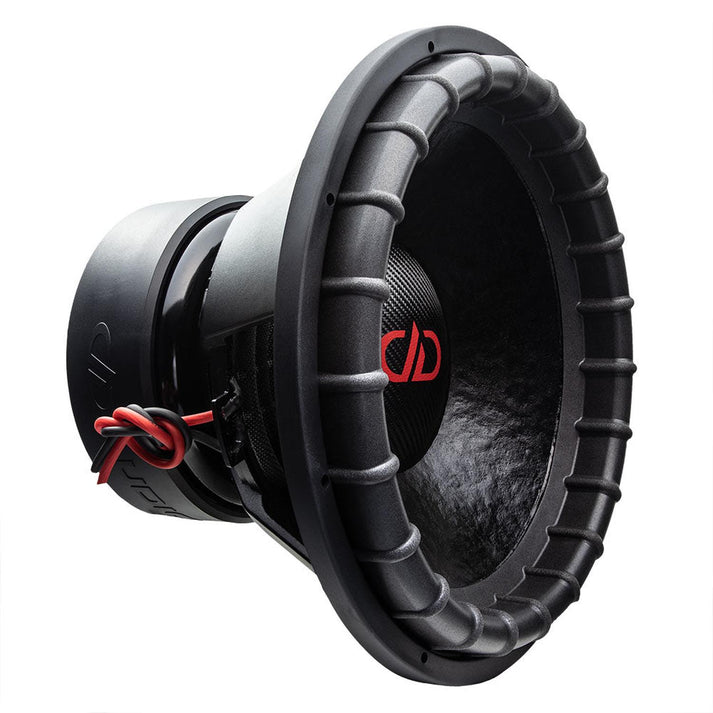 Le DD Audio Power Tuned 9918b ESP est un grand subwoofer noir de 18 pouces avec un épais entourage en caoutchouc, un câblage rouge et une puissance de 2500 W RMS.