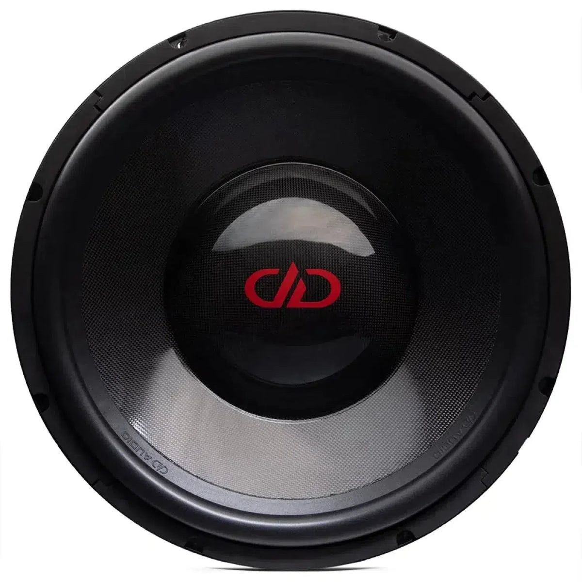De DD Audio Power Tuned 9921b is een zwarte ronde 21 subwoofer met een getextureerde conus, ferrietmagneet en rood gestileerd logo op witte achtergrond.