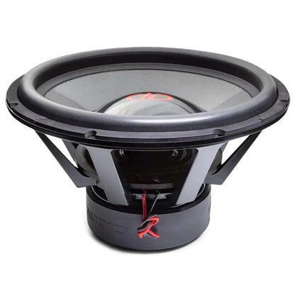 De DD Audio Power Tuned 9921b is een grote zwart met zilveren 21 subwoofer met zichtbare bedrading, een zichtbare rode spoel en een sterk ferriet magneetsysteem.