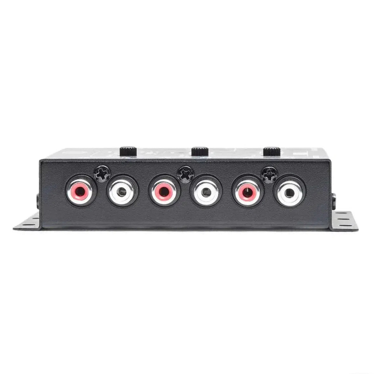 De DD Audio SC6 is een zwart audioapparaat met zes RCA-poorten drie rode, drie witte op een rij op het voorpaneel.
