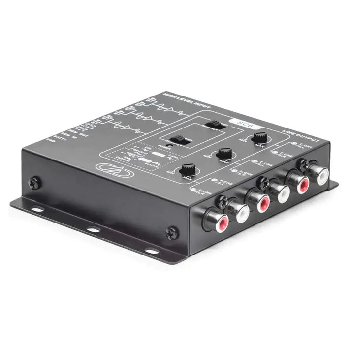 De DD Audio SC6 is een zwarte hoog-laag-adapter voor autogeluid met aanpassingsknoppen, schakelaars en 4 RCA-connectors, met differenziell-symmetrische Eingänge.