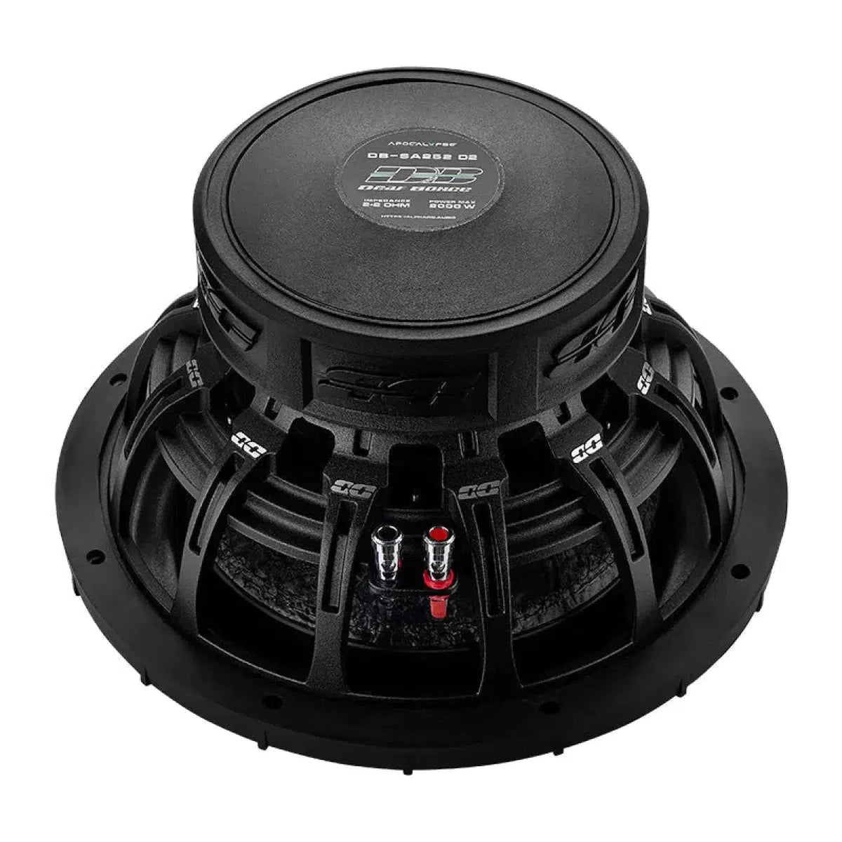 LApocalypse DB-SA 252 de Deaf Bonce est un subwoofer noir de 12 pouces avec un cadre rond, des bornes de câblage visibles et un marquage sur le dessus, vu de biais.