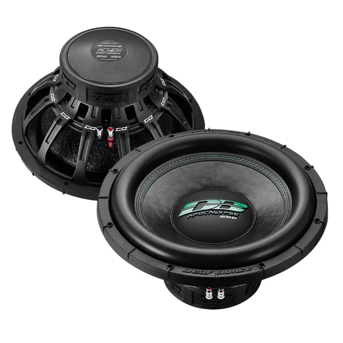 Deux grands subwoofers 15 Deaf Bonce Apocalypse DB-SA 255 sont présentés à lavant et à larrière, avec des accents verts, des cadres robustes et une puissance de 1000 W RMS.