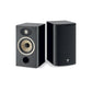 Twee zwarte Focal ARIA EVO X N°1 luidsprekers: de ene toont de Flachsmembran woofer en tweeter, de andere is bedekt met een zwart gaasrooster.