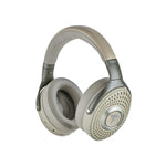 De Focal Bathys kabelloser Bluetooth-Kopfhörer in Beige en Zilver met HiFi-Klang, gepolstertem Bügel en geperforeerde Ohrmuscheln auf weißem Hintergrund.