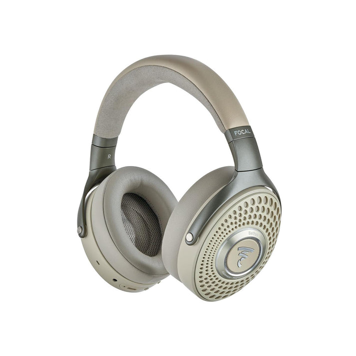 De Focal Bathys kabelloser Bluetooth-Kopfhörer in Beige en Zilver met HiFi-Klang, gepolstertem Bügel en geperforeerde Ohrmuscheln auf weißem Hintergrund.