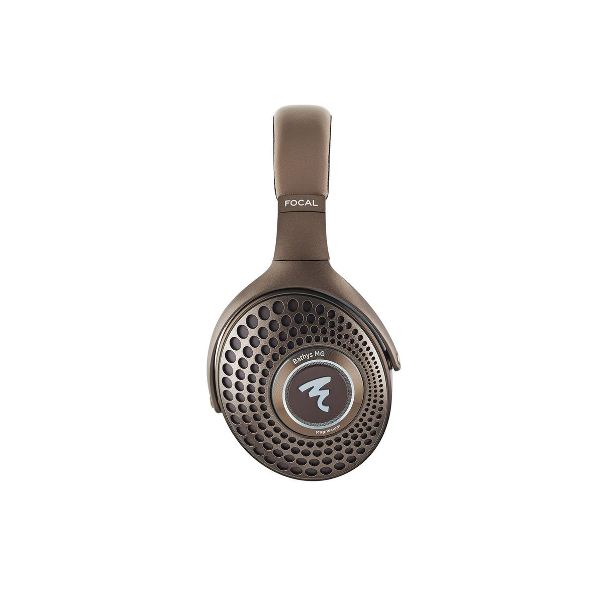 Cuffie over-ear Focal Bathys MG marroni con padiglioni circolari traforati e logo FOCAL, su sfondo bianco.