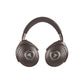 Le Focal Bathys MG sono cuffie over-ear Bluetooth nere con padiglioni perforati, archetto imbottito e cancellazione del rumore avanzata, su sfondo bianco.