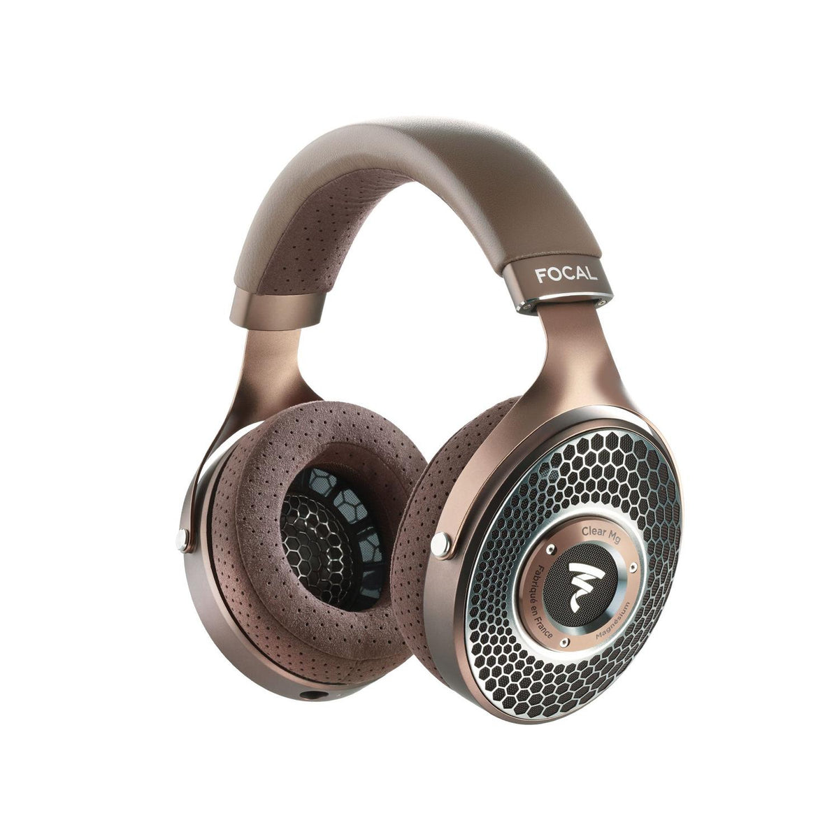 De bronzen Focal Clear Mg hoofdtelefoon met open achterkant heeft geperforeerde oorkussens en een rooster tegen een witte achtergrond.