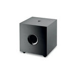 Le Focal Cub Evo est un caisson de basses moderne en forme de cube noir avec un évent circulaire à lavant, reposant sur de petits pieds sur fond blanc.