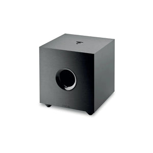 De Focal Cub Evo is een moderne zwarte kubusvormige subwoofer met een ronde poort vooraan, zittend op kleine pootjes tegen een witte achtergrond.