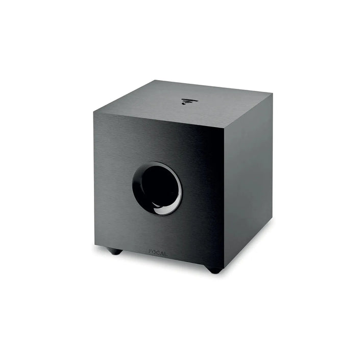 Le Focal Cub Evo est un caisson de basses moderne en forme de cube noir avec un évent circulaire à lavant, reposant sur de petits pieds sur fond blanc.