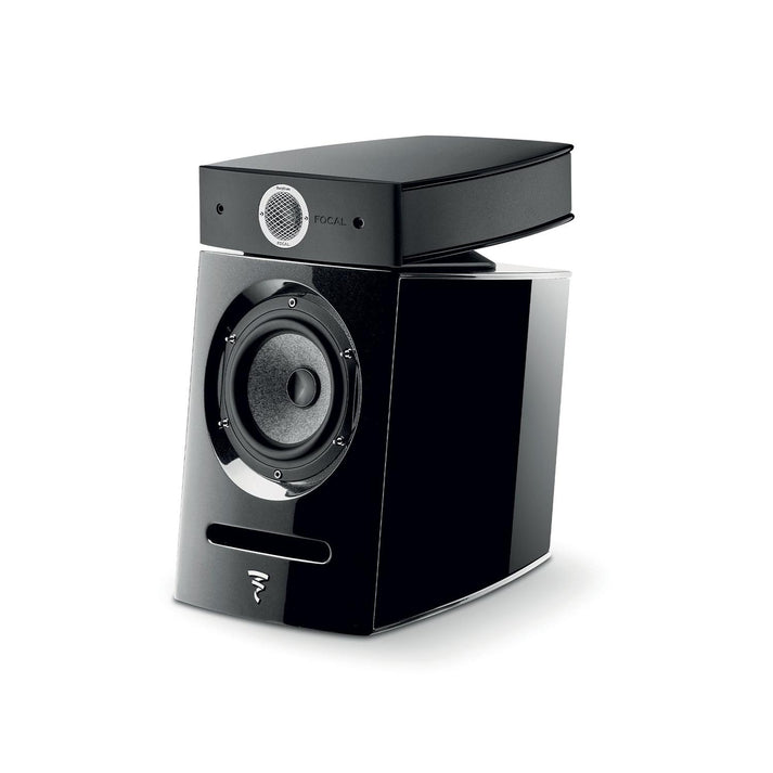Il Focal Diablo Utopia Colour Evo, un moderno diffusore nero e argento con un woofer rotondo e un frontale lucido e curvo, offre un suono hi-fi in bianco.