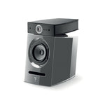 La Focal Diablo Utopia Colour Evo est une enceinte compacte moderne, noire et argentée, avec un haut-parleur de grave et un tweeter visibles, représentés sur un fond blanc sobre.