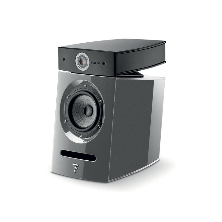 La Focal Diablo Utopia Colour Evo est une enceinte compacte moderne, noire et argentée, avec un haut-parleur de grave et un tweeter visibles, représentés sur un fond blanc sobre.